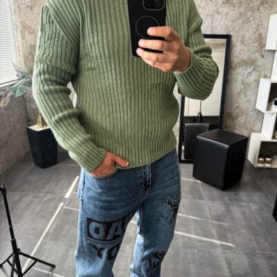 Мужской Теплый Базовый Оливковый Свитер Свободного Кроя со Спущенным Плечом