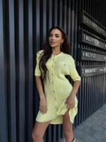 Женское Трикотажное Желтое Платье Мини на Пуговицах с Короткими Рукавами