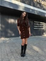 Женское Трикотажное Коричневое Платье Мини на Пуговицах с Короткими Рукавами