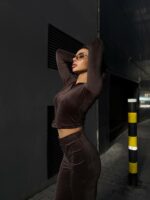 Женский Велюровый Коричневый Костюм Двойка - Укороченная Кофта на Молнии + Штаны Клеш