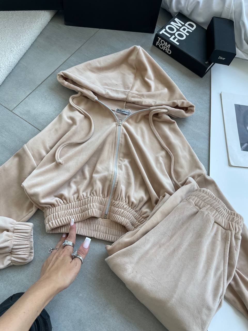 photo_2025-09-25_09-35-41 Женский Велюровый Костюм Бежевый - Укороченная Кофта на Молнии + Штаны Палаццо