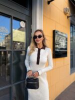 Женское Трикотажное Приталенное Молочное Платье Поло с Коричневым Воротником на Пуговицах