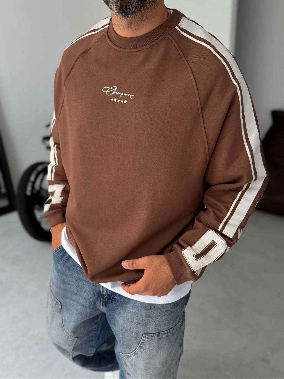 photo_2025-09-27_20-16-44 Мужской Коричневый Свитшот Реглан Оверсайз с Лампасами и Принтом Номером на Спине