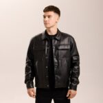 Мужская Демисезонная Кожаная Черная Куртка на Кнопках с Накладными Карманами