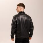 Мужская Демисезонная Кожаная Черная Куртка на Кнопках с Накладными Карманами