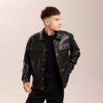 Мужская Демисезонная Кожаная Черная Куртка на Кнопках с Накладными Карманами