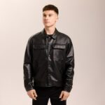 Мужская Демисезонная Кожаная Черная Куртка на Кнопках с Накладными Карманами