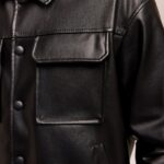 Мужская Демисезонная Кожаная Черная Куртка на Кнопках с Накладными Карманами