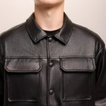 Мужская Демисезонная Кожаная Черная Куртка на Кнопках с Накладными Карманами
