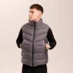 Мужская Темно-Серая Жилетка Безрукавка - Стеганая Дутая на Молнии с Высокой Горловиной