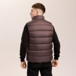 Мужская Коричневая Жилетка Безрукавка - Стеганая Дутая на Молнии с Высокой Горловиной