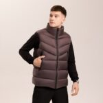 Мужская Коричневая Жилетка Безрукавка - Стеганая Дутая на Молнии с Высокой Горловиной