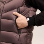 Мужская Коричневая Жилетка Безрукавка - Стеганая Дутая на Молнии с Высокой Горловиной