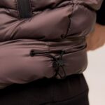 Мужская Коричневая Жилетка Безрукавка - Стеганая Дутая на Молнии с Высокой Горловиной