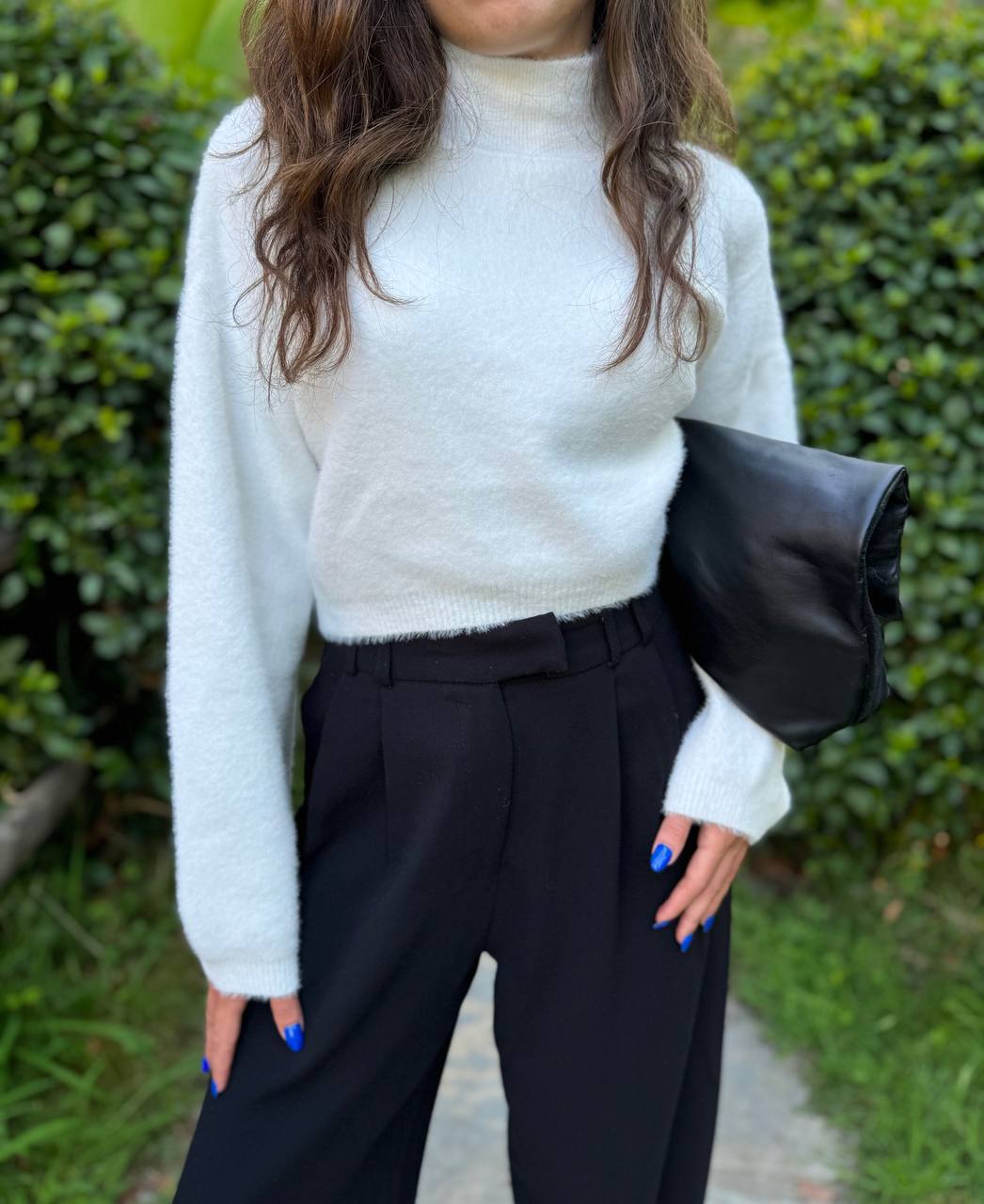 photo_2025-09-29_16-19-07 Женский Пушистый Белый Свитер - Укороченный с Круглым Вырезом