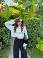 Женский Пушистый Белый Свитер - Укороченный с Круглым Вырезом