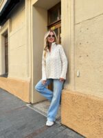 Женский Теплый Вязаный Молочный Свитер под Горло с Фактурным Узором Косичка