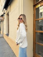 Женский Теплый Вязаный Молочный Свитер под Горло с Фактурным Узором Косичка