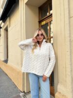 Женский Теплый Вязаный Молочный Свитер под Горло с Фактурным Узором Косичка