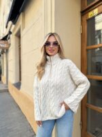Женский Теплый Вязаный Молочный Свитер под Горло с Фактурным Узором Косичка
