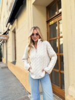 Женский Теплый Вязаный Молочный Свитер под Горло с Фактурным Узором Косичка