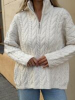 Женский Теплый Вязаный Молочный Свитер под Горло с Фактурным Узором Косичка