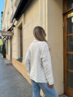 Женский Теплый Вязаный Молочный Свитер под Горло с Фактурным Узором Косичка