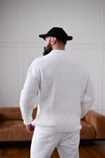 Мужской Теплый Базовый Белый Свитер Свободного Кроя со Спущенным Плечом