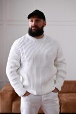 Мужской Теплый Базовый Белый Свитер Свободного Кроя со Спущенным Плечом