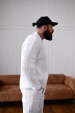 Мужской Теплый Базовый Белый Свитер Свободного Кроя со Спущенным Плечом