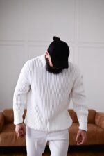 Мужской Теплый Базовый Белый Свитер Свободного Кроя со Спущенным Плечом