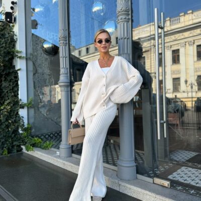 Женский Базовый Молочный Костюм Свободного Кроя в Широкий Рубчик - Комплект Кардиган Штаны