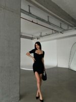 Женское Трикотажное Черное Платье Мини с Фигурным Вырезом и Короткими Рукавами