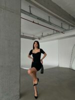 Женское Трикотажное Черное Платье Мини с Фигурным Вырезом и Короткими Рукавами