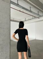 Женское Трикотажное Черное Платье Мини с Фигурным Вырезом и Короткими Рукавами