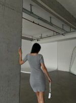 Женское Трикотажное Серое Платье Мини с Фигурным Вырезом и Короткими Рукавами