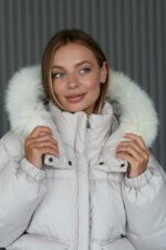 Женская Зимняя Светло-Бежевая Куртка Дутик с Накладными Карманами и Мехом на Капюшоне