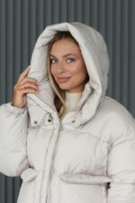 Женская Зимняя Светло-Бежевая Дутая Куртка - Объемная под Горло с Капюшоном и Накладными Карманами