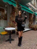 Женское Трикотажное Черное Платье Мини в Широкий Рубчик с Расклешенными Рукавами и Юбкой