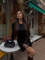 Женское Трикотажное Черное Платье Мини в Широкий Рубчик с Расклешенными Рукавами и Юбкой
