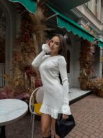 Женское Трикотажное Белое Платье Мини в Широкий Рубчик с Расклешенными Рукавами и Юбкой