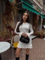 Женское Трикотажное Белое Платье Мини в Широкий Рубчик с Расклешенными Рукавами и Юбкой