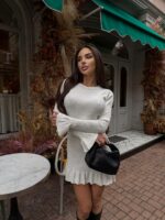 Женское Трикотажное Белое Платье Мини в Широкий Рубчик с Расклешенными Рукавами и Юбкой