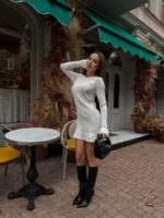 Женское Трикотажное Белое Платье Мини в Широкий Рубчик с Расклешенными Рукавами и Юбкой
