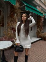 Женское Трикотажное Белое Платье Мини в Широкий Рубчик с Расклешенными Рукавами и Юбкой