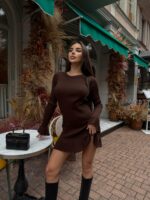 Женское Трикотажное Коричневое Платье Мини в Широкий Рубчик с Расклешенными Рукавами и Юбкой