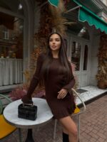 Женское Трикотажное Коричневое Платье Мини в Широкий Рубчик с Расклешенными Рукавами и Юбкой