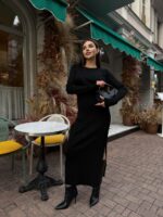 Женское Трикотажное Черное Платье Макси Облегающего Кроя с Длинными Рукавами и Разрезом Сбоку