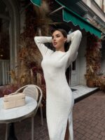 Женское Трикотажное Белое Платье Макси Облегающего Кроя с Длинными Рукавами и Разрезом Сбоку