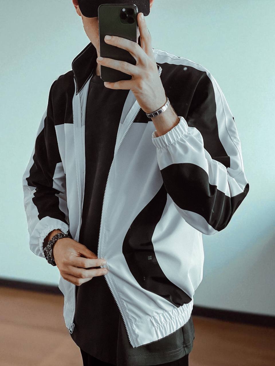 photo_2025-10-08_10-46-34 Мужская Белая Ветровка с Черными Вставками - Свободная под Горло на Молнии